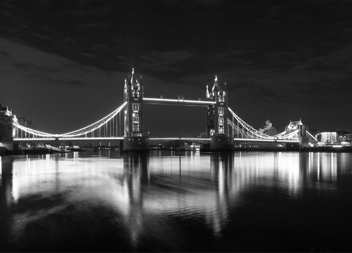 Trop Bon Trop Com - #TBTC London Tower Bridge exhibe sa nouvelle tenue de soirée  1