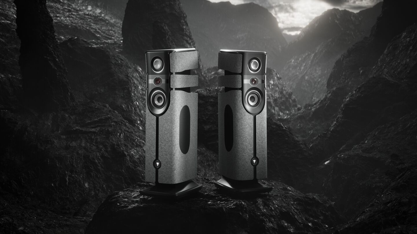 Focal Diva Alta Utopia, enceintes haute-fidélité premium dans un décor montagneux immersif illustrant l'excellence acoustique et le design audio haut de gamme.