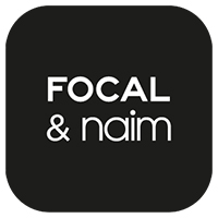 Logo noir et blanc de la marque Focal & Naim sur fond sombre