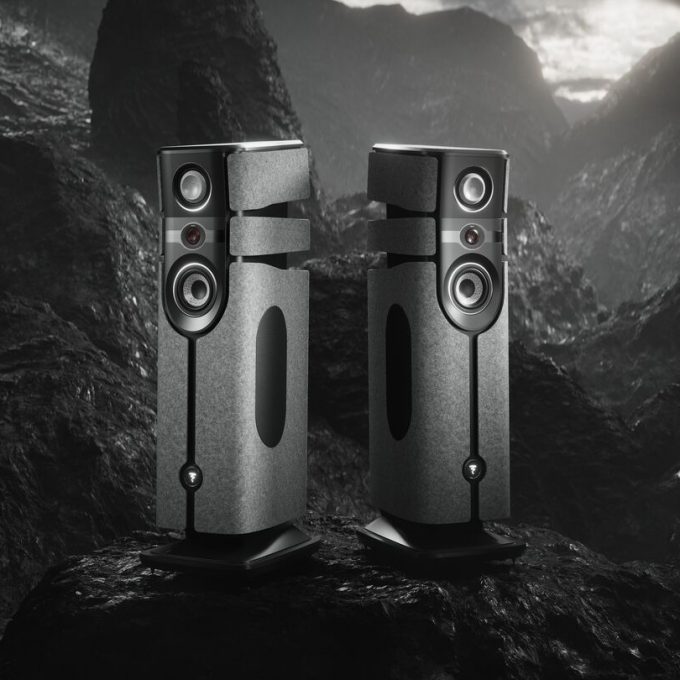 Focal Diva Alta Utopia, enceintes haute-fidélité premium dans un décor montagneux immersif illustrant l'excellence acoustique et le design audio haut de gamme.