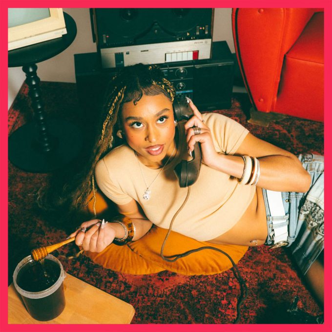 Edaya au téléphone dans un décor vintage avec pot de miel, visuel du single Sans Effort