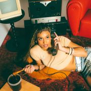 Edaya au téléphone dans un décor vintage avec pot de miel, visuel du single Sans Effort
