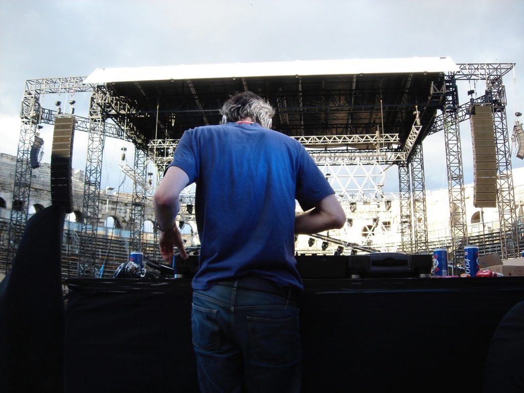 Kavinsky de dos aux platines dans les arènes de Nîmes vides, devant la scène de Daft Punk en 2007 ©TBTCmedia