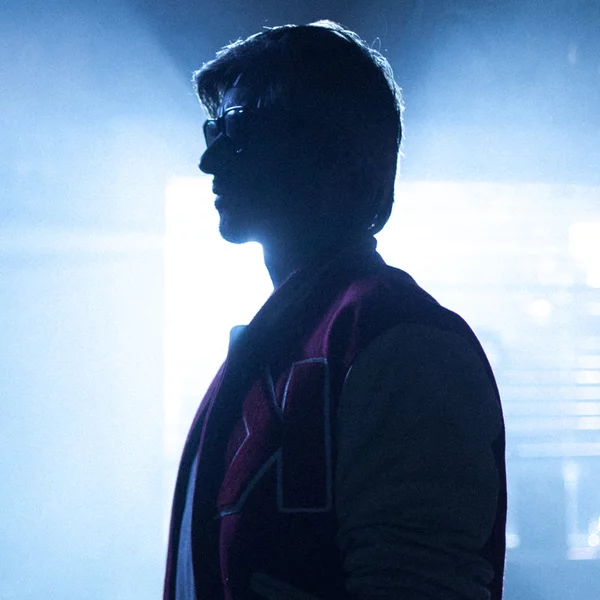 KAVINSKY de profil en contre-jour bleu, lunettes et veste Teddy.