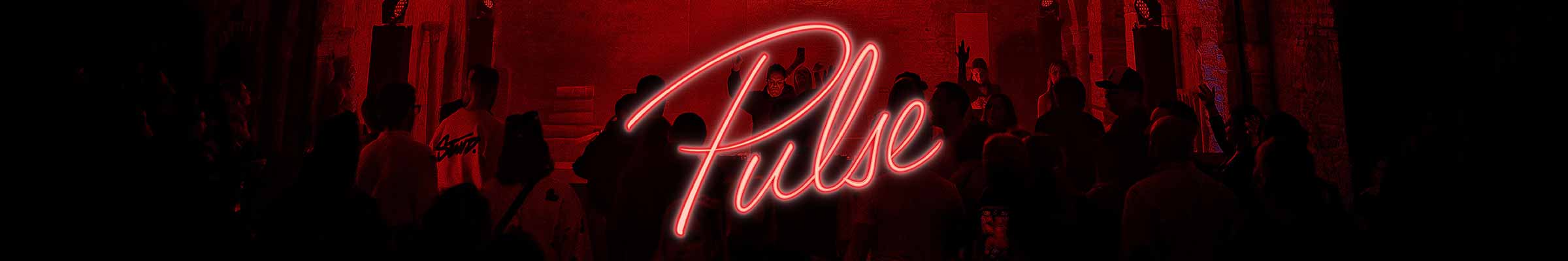 Pulse — néon rouge de la campagne au-dessus de la foule en soirée, bandeau TBTC media