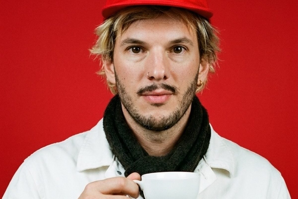 Fakear en portrait, casquette rouge et tasse à la main, pour la sortie de a nice place to be